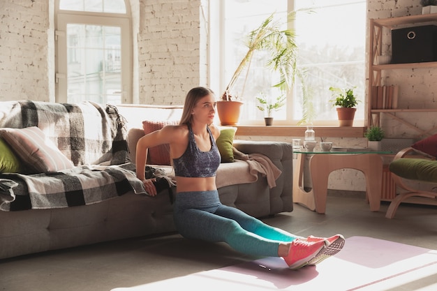 Foto mujer joven enseñando en casa cursos en línea de fitness estilo de vida deportivo aeróbico