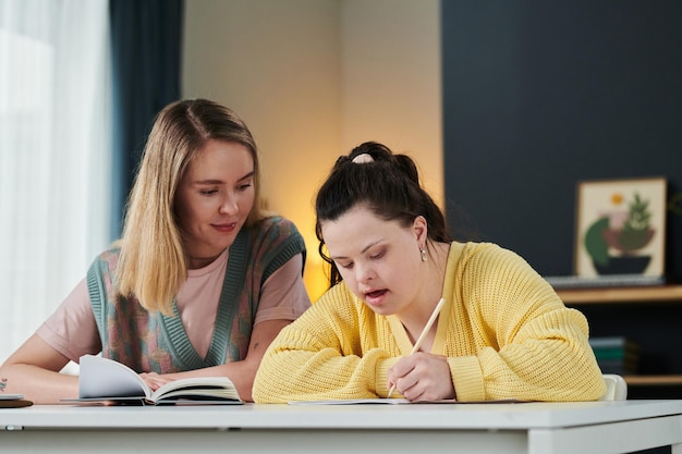 mujer joven, enseñanza, niña, con, discapacidad