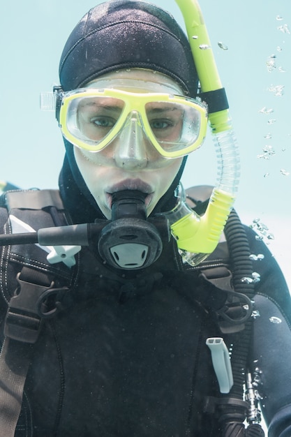 Mujer joven en entrenamiento de buceo