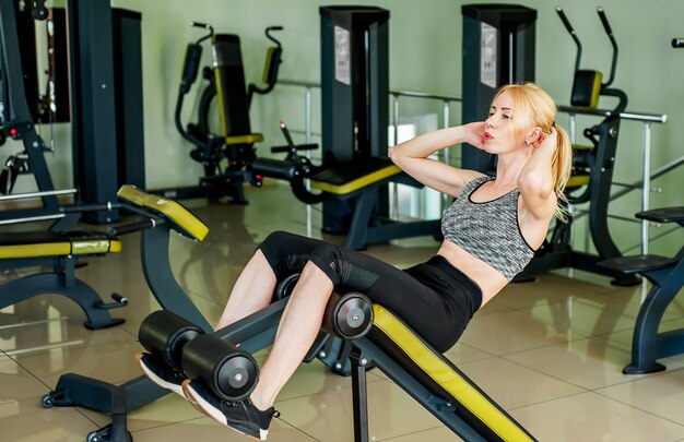 Mujer joven entrenamiento en gimnasio estilo de vida saludable