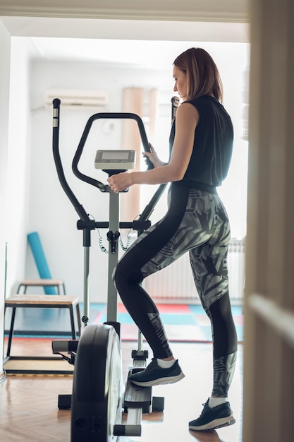 Foto mujer joven entrenando en el gimnasio