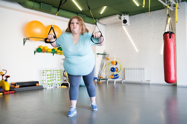 Mujer joven entrenando en el gimnasio