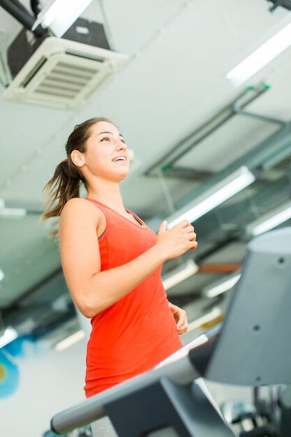 Mujer joven entrenando en el gimnasio