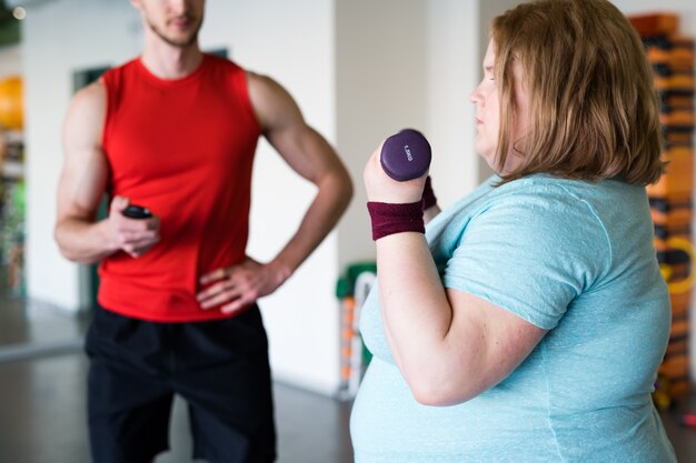 Mujer joven entrenando con pesas