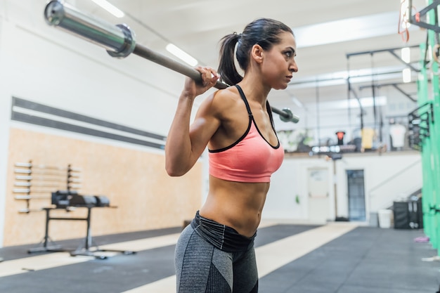 Mujer joven entrenando