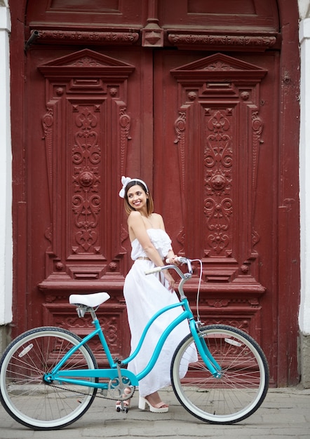 Mujer joven, equitación, bicicleta