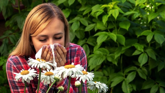 Una mujer joven es alérgica a las flores.