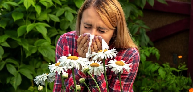 Foto una mujer joven es alérgica a las flores.
