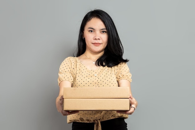 Mujer joven es como regalar una caja de pizza