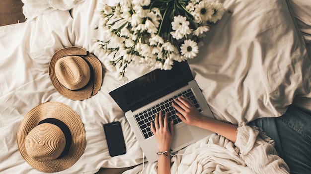 Foto mujer joven escribiendo en su computadora portátil en la cama estilo de vida héroe cabecera con vista flor blanca ia generativa