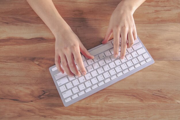 Mujer joven escribiendo en el teclado