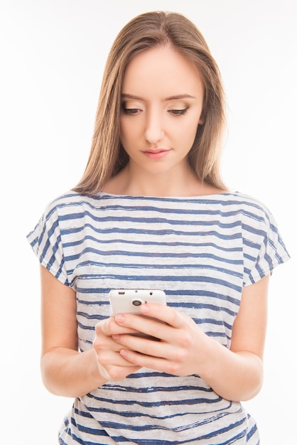 Mujer joven escribiendo en teléfono móvil