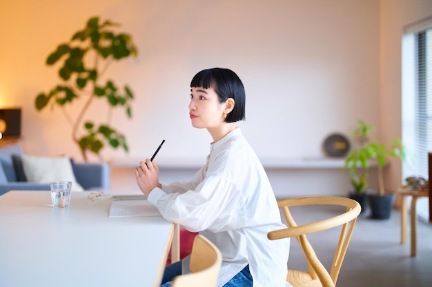 mujer joven, escritura, en, cuaderno