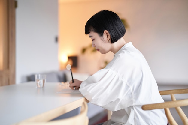 mujer joven, escritura, en, cuaderno