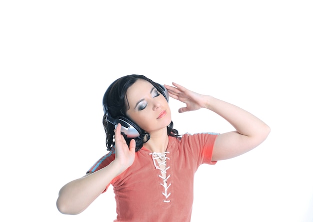 Mujer joven escuchando música con auriculares.