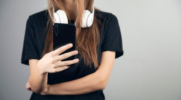 Mujer joven escuchando música con auriculares.