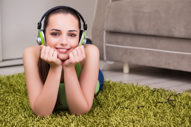 Mujer joven escuchando música en casa