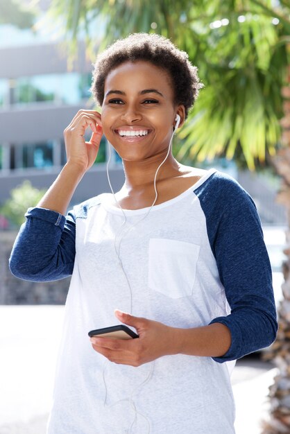 Mujer joven escuchando música putrefacta con auriculares