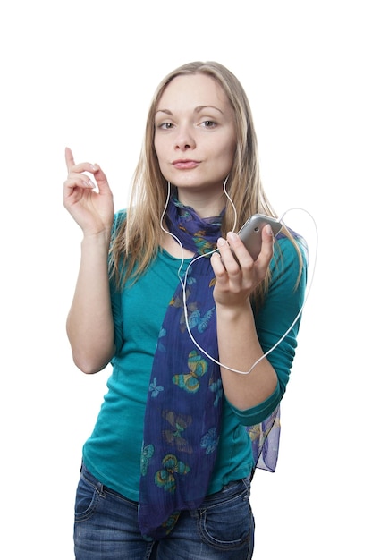 Mujer joven escuchando música con teléfono móvil