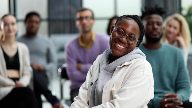 Mujer joven escuchando la sesión del grupo de estudio universitario