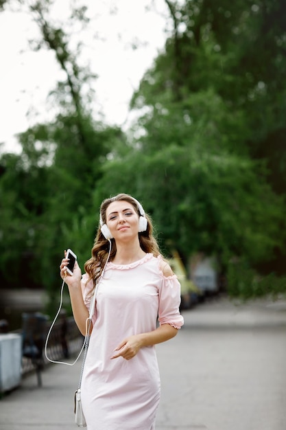 Mujer joven, escuchar música, en, auriculares