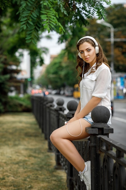 Mujer joven, escuchar música, en, auriculares