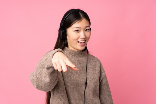 Mujer joven en escuchar música rosa