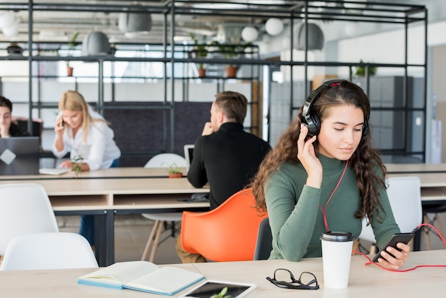 Mujer joven en espacio de trabajo conjunto