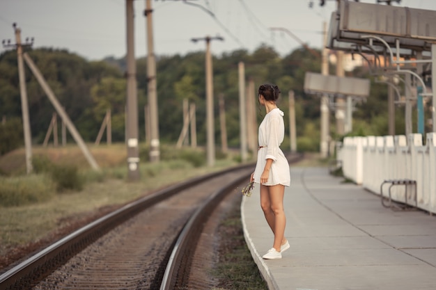 Mujer joven esperando a alguien