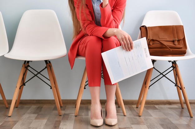 Mujer joven esperando una entrevista en el interior