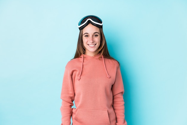 Mujer joven esquiador aislada feliz, sonriente y alegre.