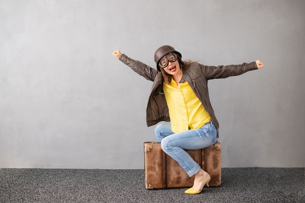 La mujer joven está lista para viajar