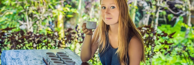 Una mujer joven está probando diferentes tipos de café y té, incluido el café Luwak BANNER, formato largo