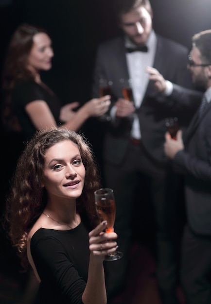 Mujer joven con estilo con una copa de champán