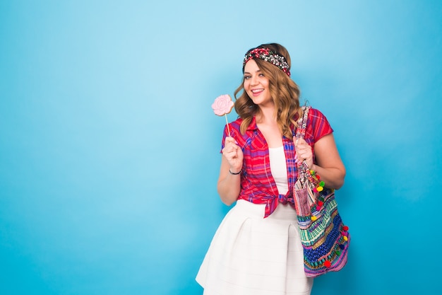 Mujer joven en estilo hippie posando en el estudio. Foto de moda.