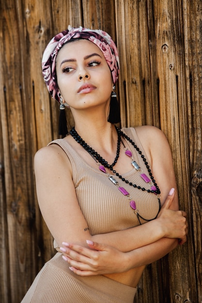 Foto mujer joven estilo hippie vistiendo joyas artesanales