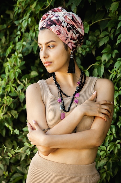 Foto mujer joven estilo hippie vistiendo joyas artesanales