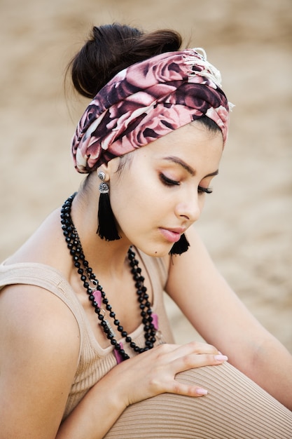 Mujer joven estilo hippie vistiendo joyas artesanales