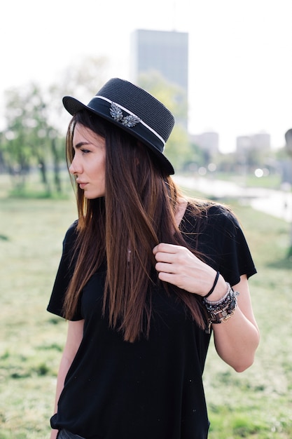 Mujer joven con estilo en el parque