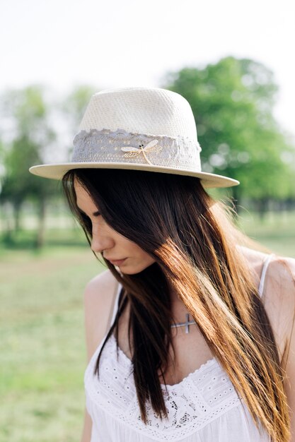 Mujer joven con estilo en el parque