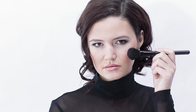 Mujer joven con estilo con pincel para maquillaje.Foto con espacio de copia