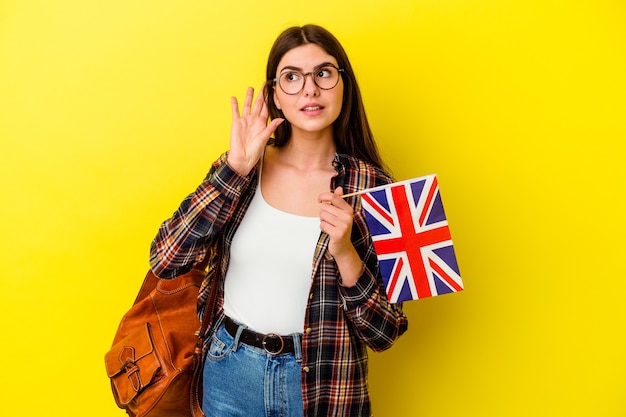 Mujer joven estudiando inglés aislado