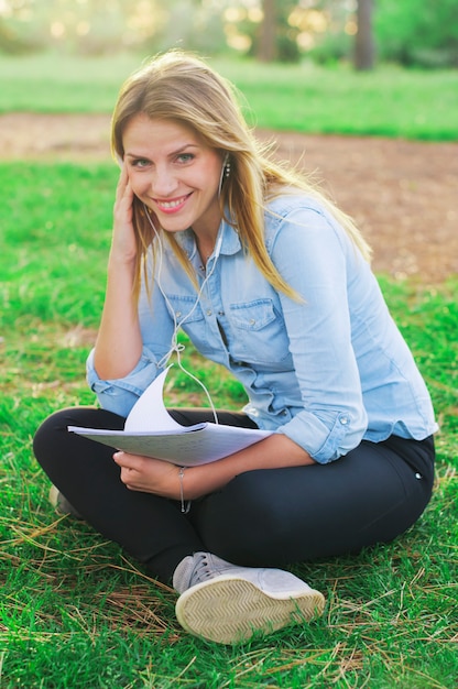 Mujer joven estudiando en el parque