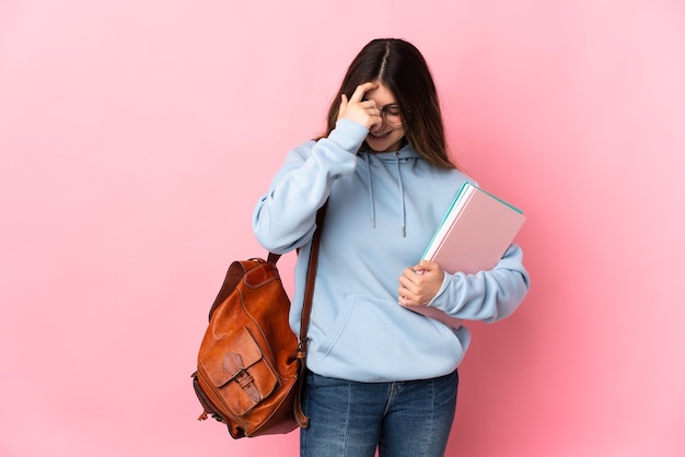 Mujer joven estudiante aislada riendo