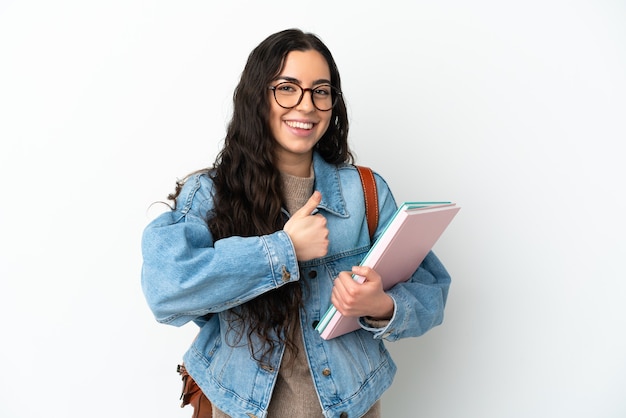 Mujer joven estudiante aislada sobre fondo blanco dando un pulgar hacia arriba gesto