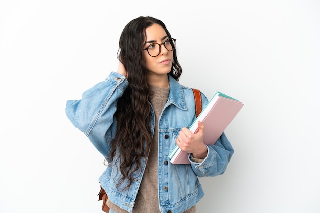 Mujer joven estudiante aislada sobre fondo blanco con dudas