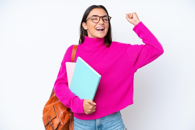 Mujer joven estudiante aislada sobre fondo blanco haciendo gesto fuerte