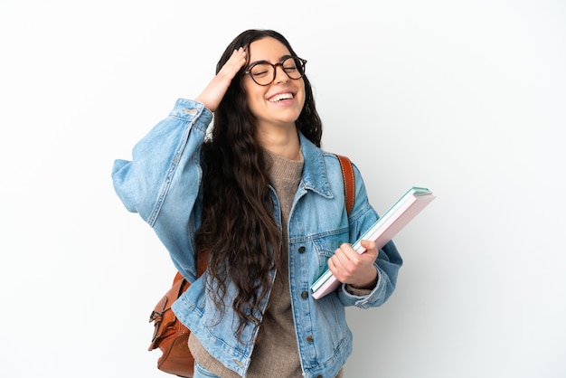 Mujer joven estudiante aislada sobre fondo blanco sonriendo mucho