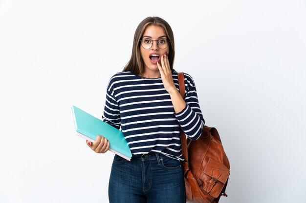 Mujer joven estudiante aislada con sorpresa y expresión facial conmocionada