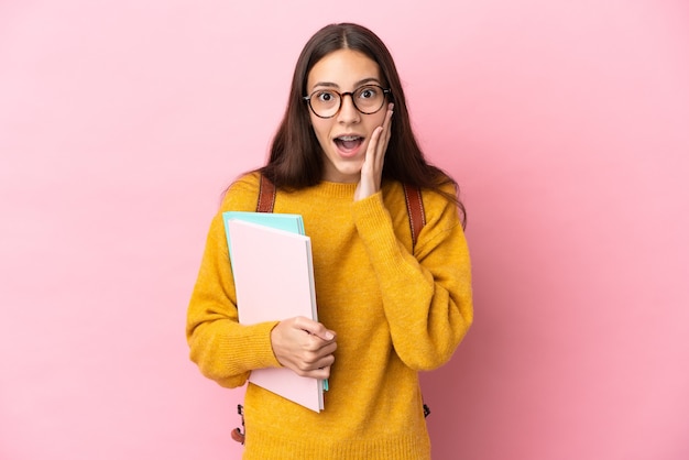 Mujer joven estudiante aislada con sorpresa y expresión facial conmocionada